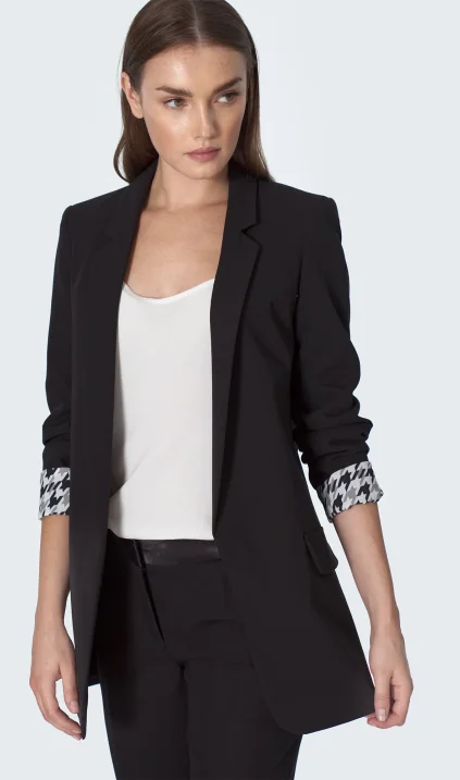 Black jacket with wrapped sleeve in pepito pattern